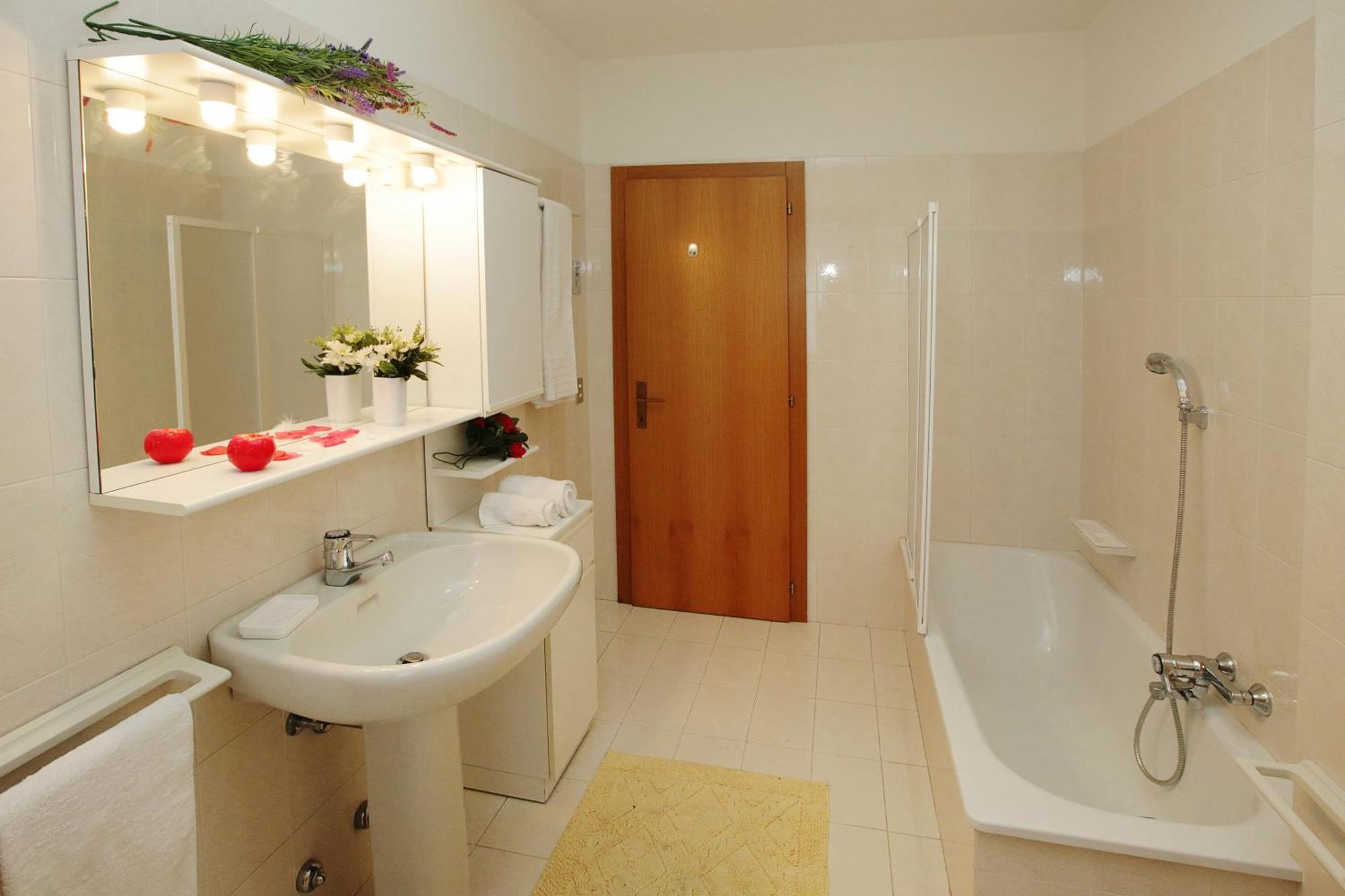Appartamento Emma - Happy Rentals ริวาเดลการ์ดา ภายนอก รูปภาพ